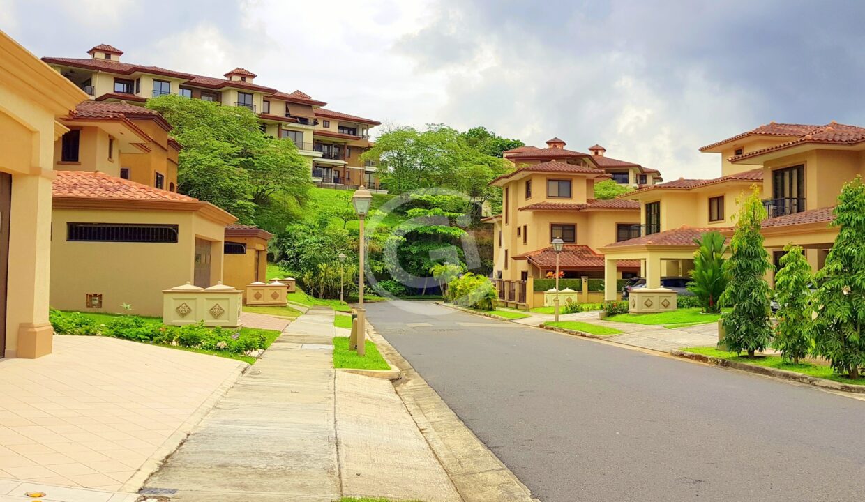 1. Fachada. Embassy Club Venta de Casa. Clayton