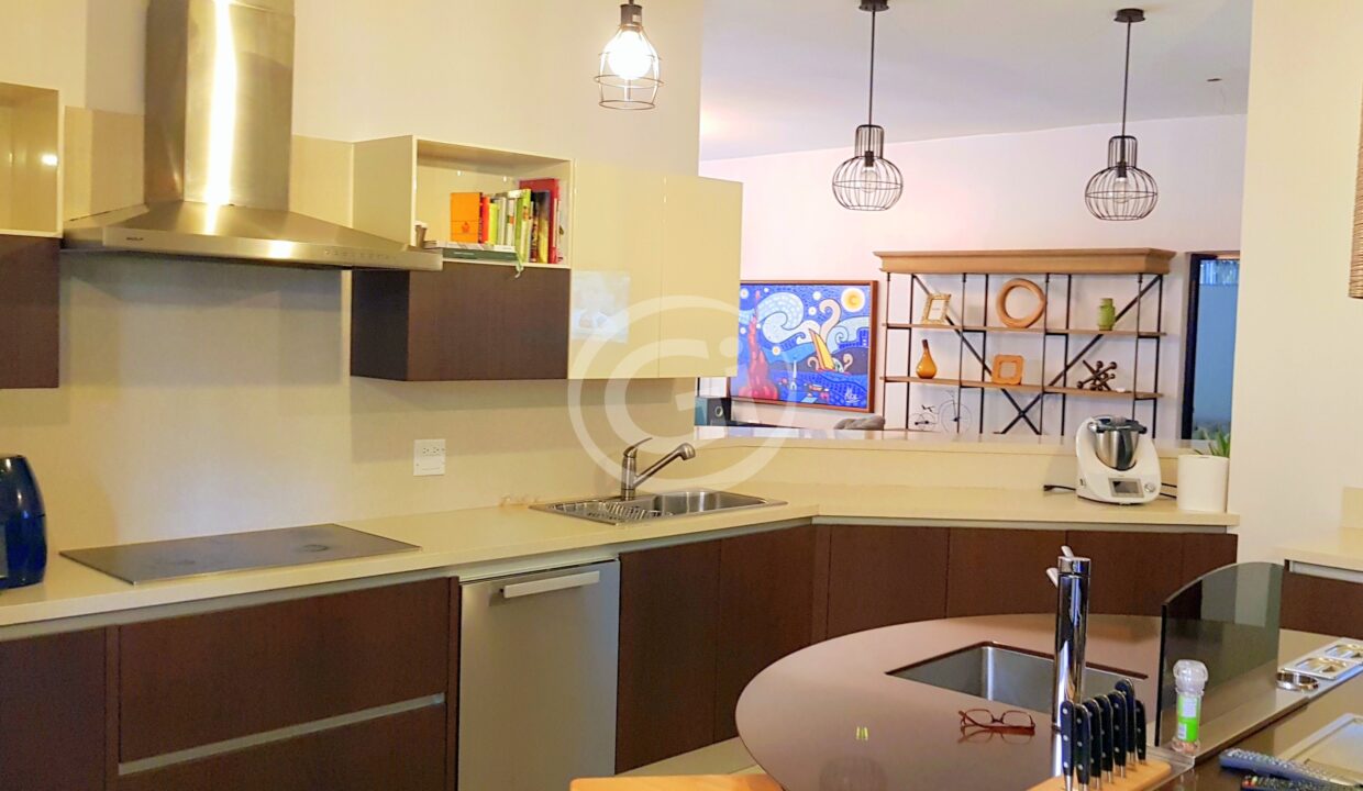 10. Cocina. Embassy Club Venta de Casa. Clayton