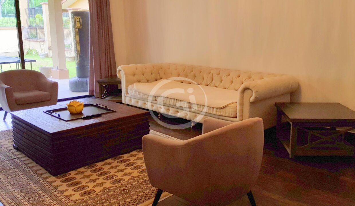 12. Sala Familiar PB. Embassy Club Venta de Casa. Clayton