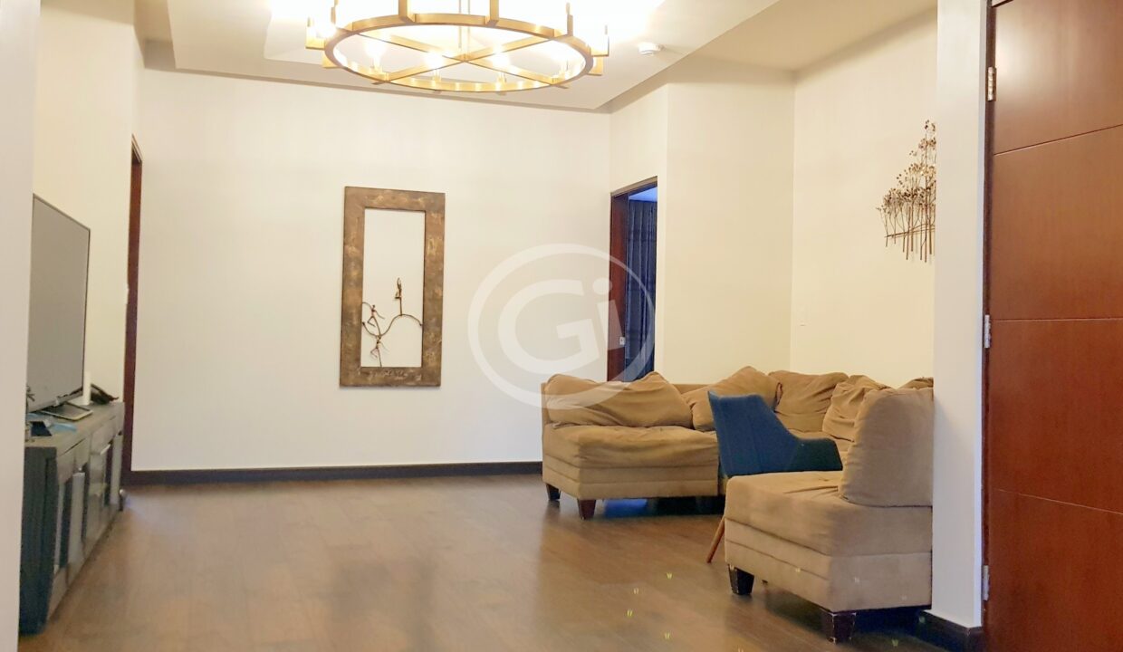 13. Sala-Familiar PA. Embassy Club Venta de Casa. Clayton