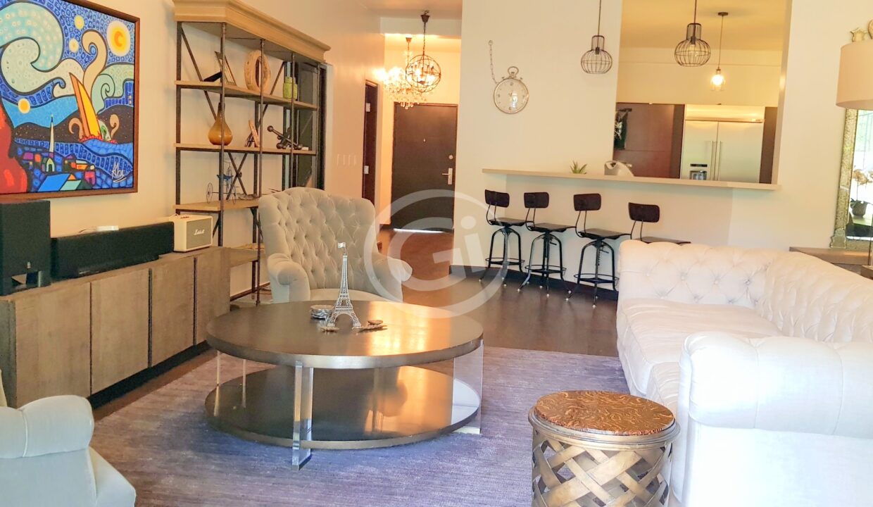 2. Sala-Comedor. Embassy Club Venta de Casa. Clayton