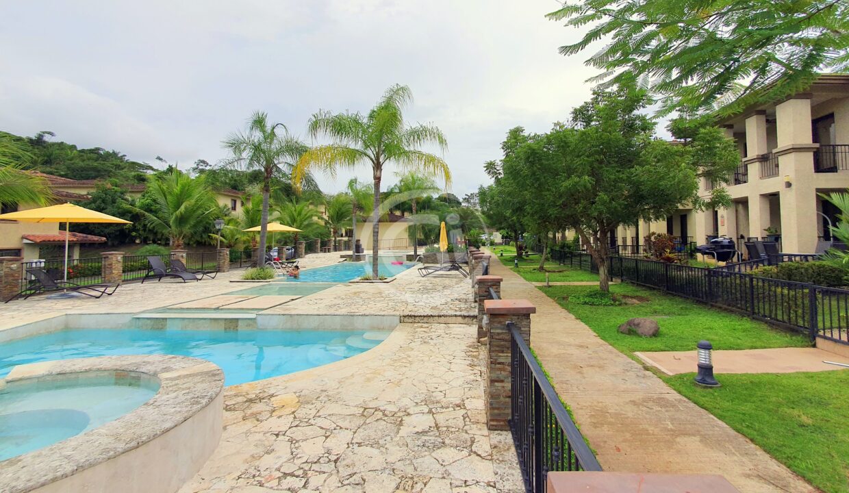 29. Piscina The Club Town. Embassy Club Venta de Casa. Clayton