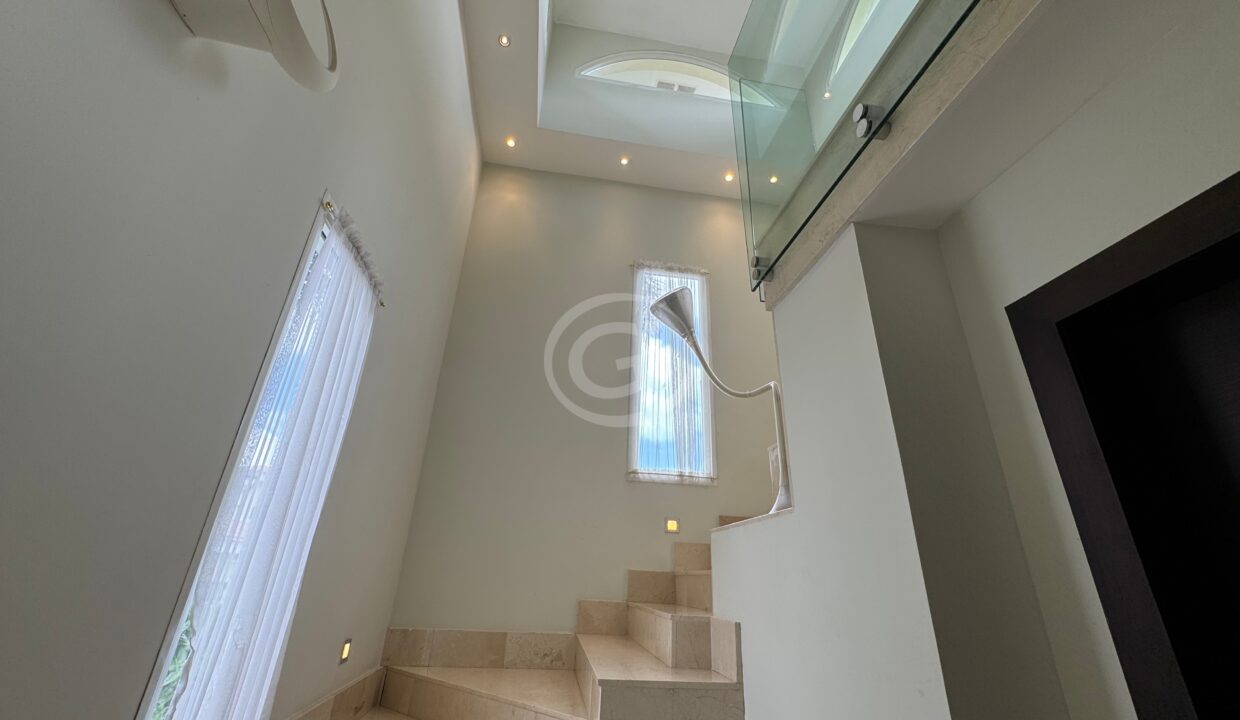 20. escaleras casa venta Tucan