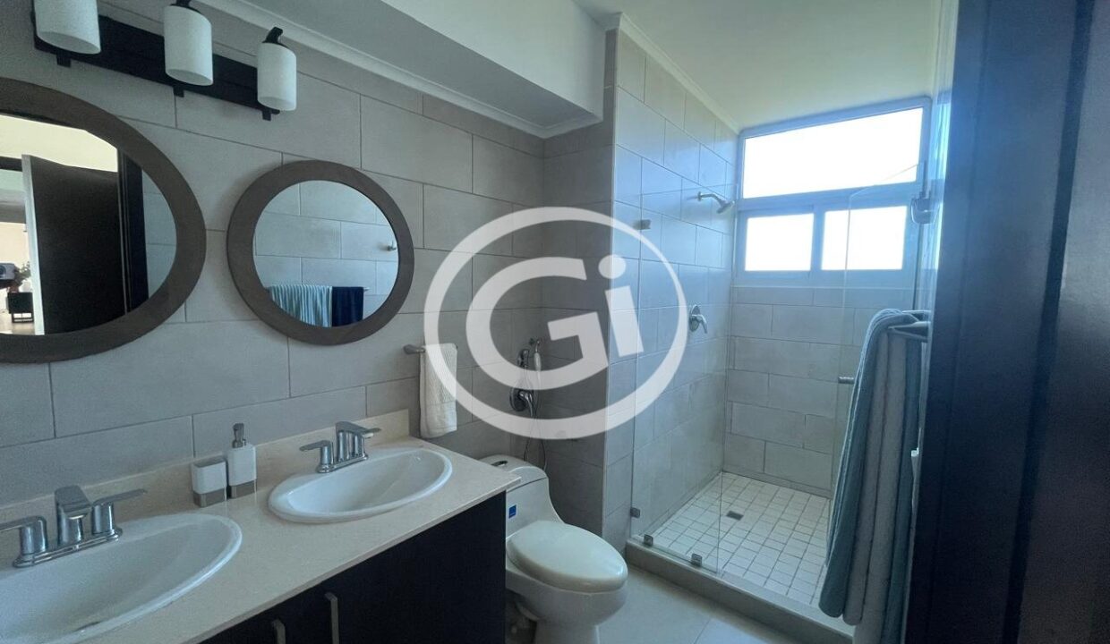 11. Country Heights baño 1