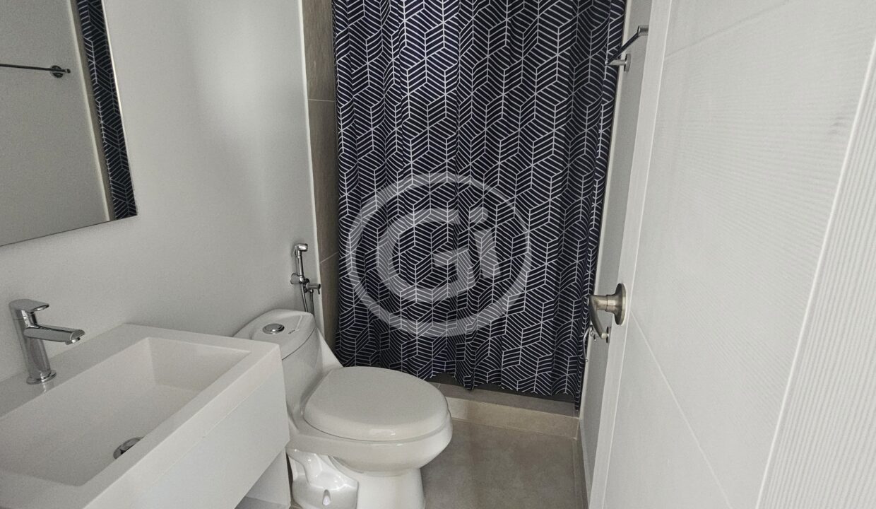 9. Baño Recámara principal. Panamá Viejo Residences. Alquiler