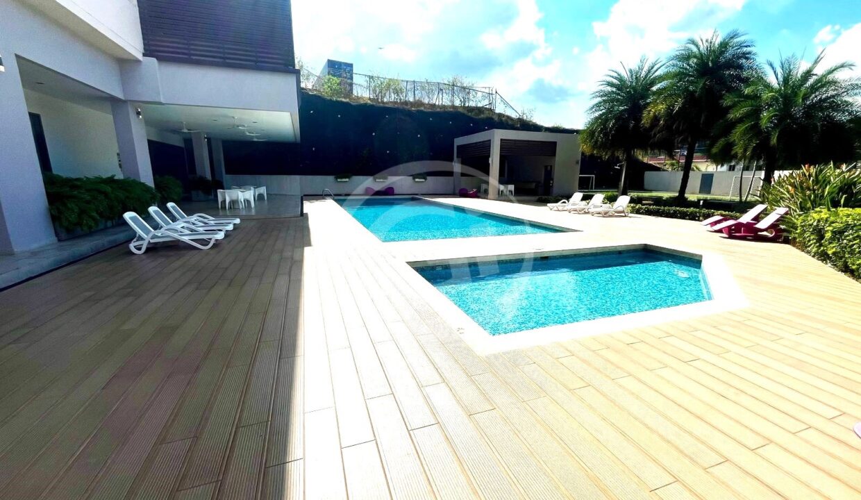 15. Spotlight piscina