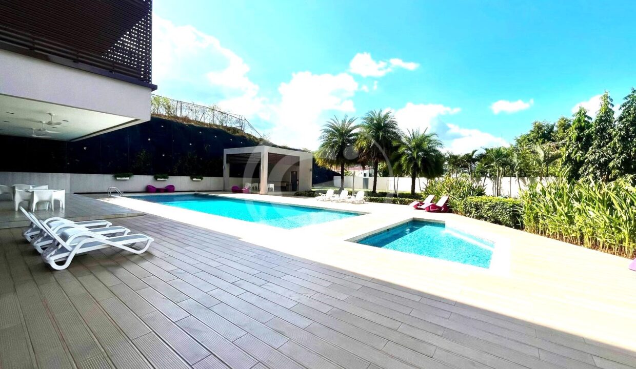 16. Spotlight piscina