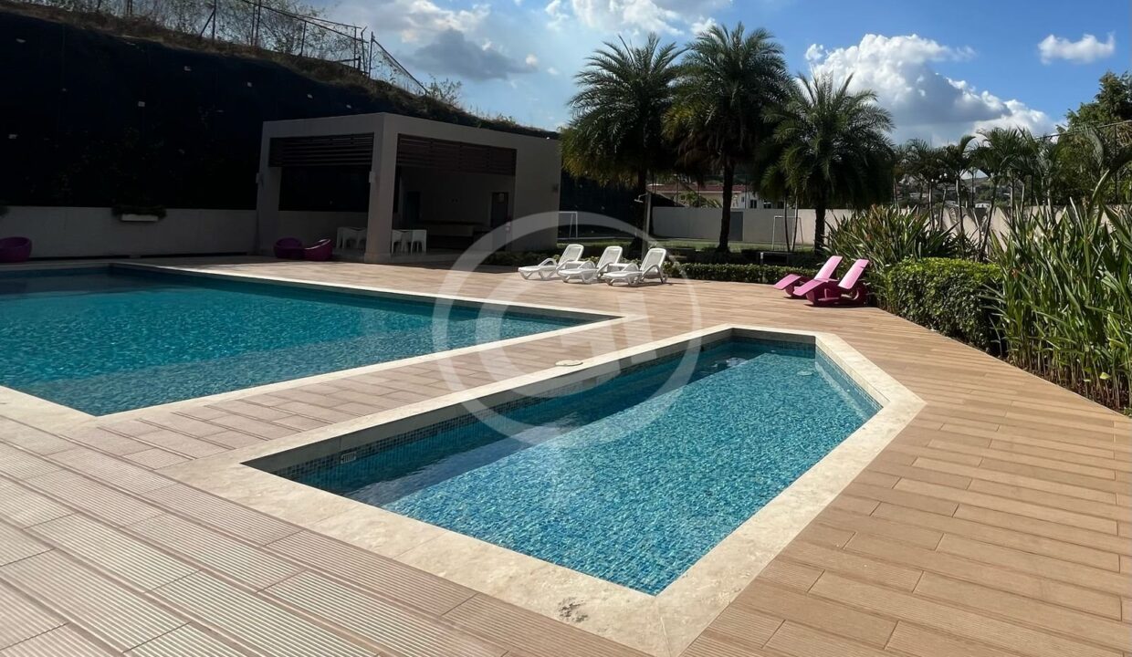 16. Spotlight piscina