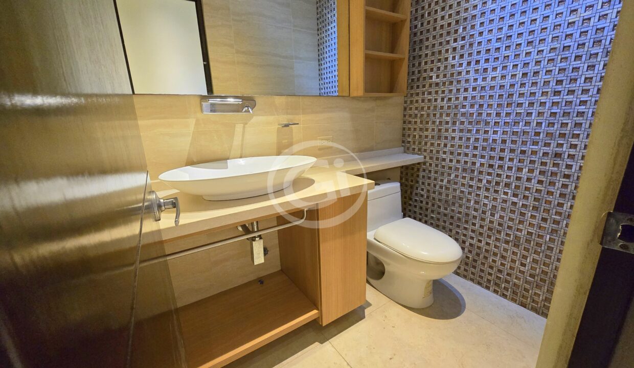 8. Baño de Visitas Venta Apartamento Embassy Club Clayton