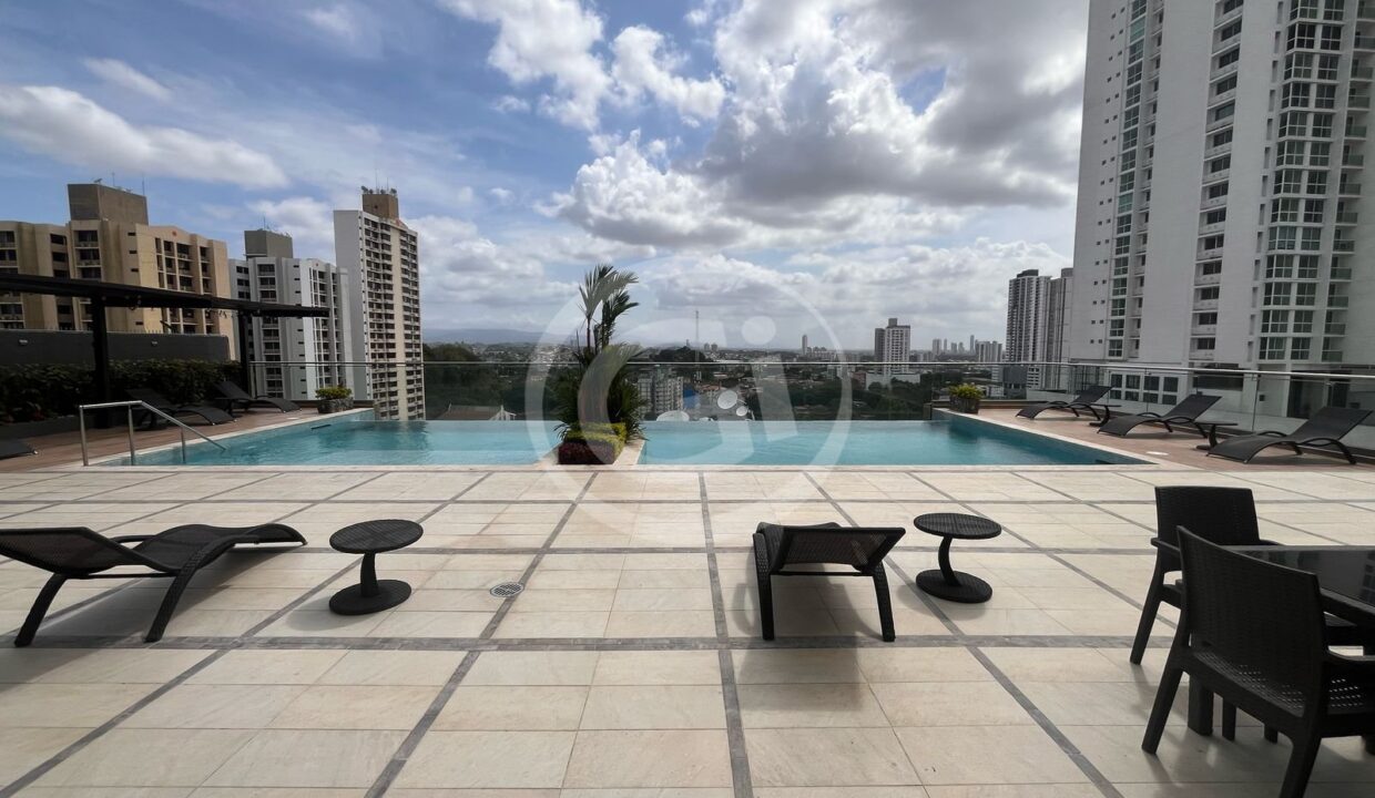 12. Victoria Royale Piscina