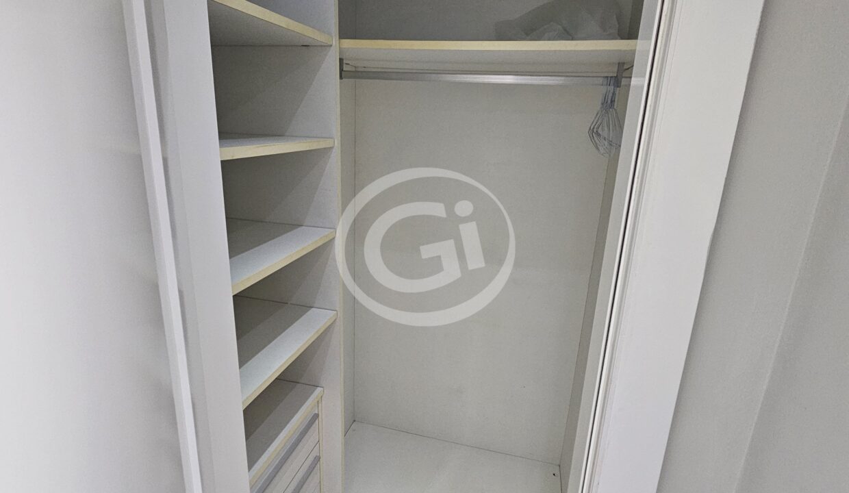 12. Walk-in closet de Recámara principal. alquiler Yoo