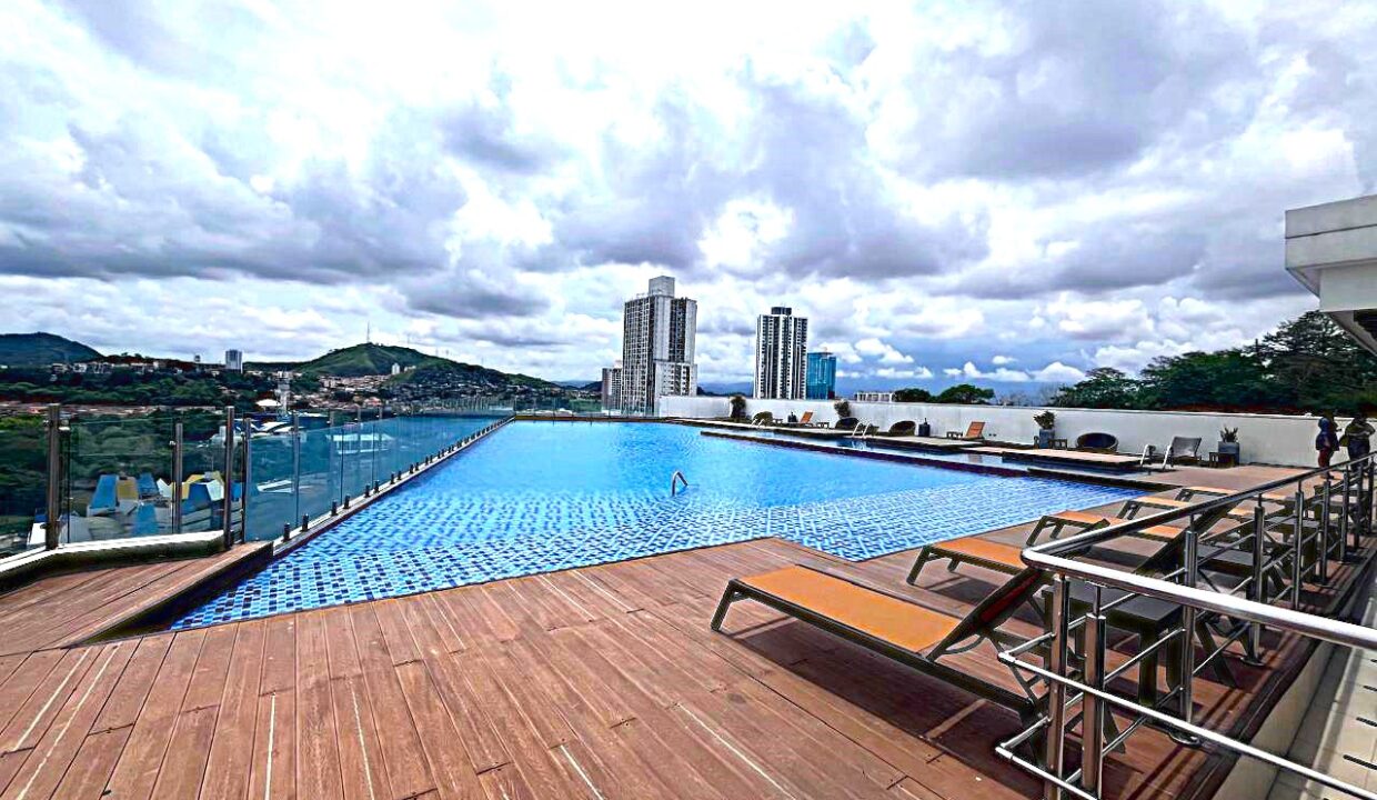14. Sky Point Piscina