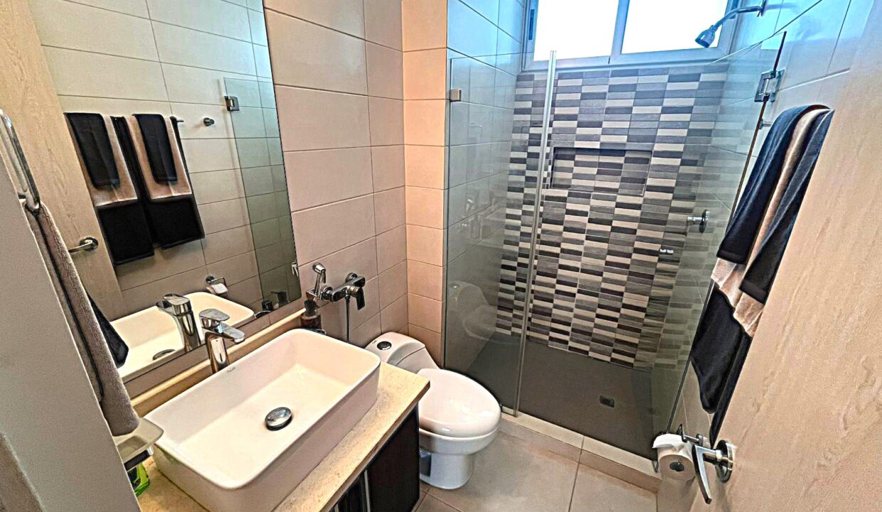 9. Sky Point Baño principal