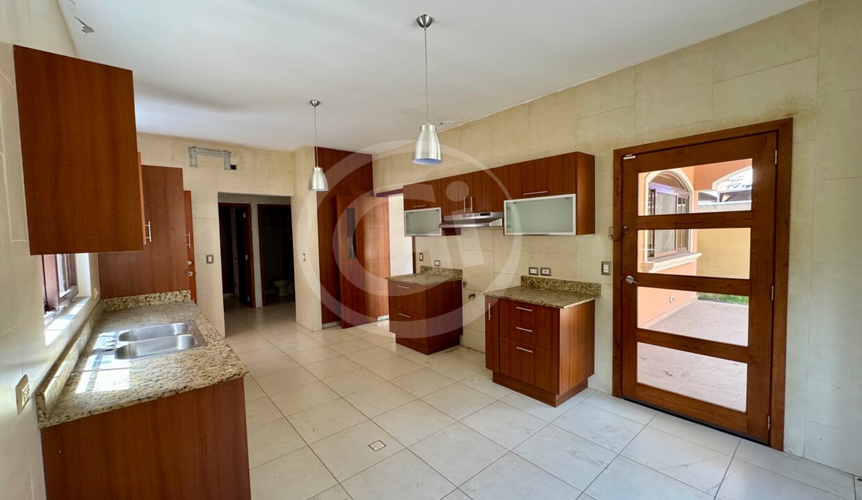 10. Cocina venta casa Costa Sur El Doral