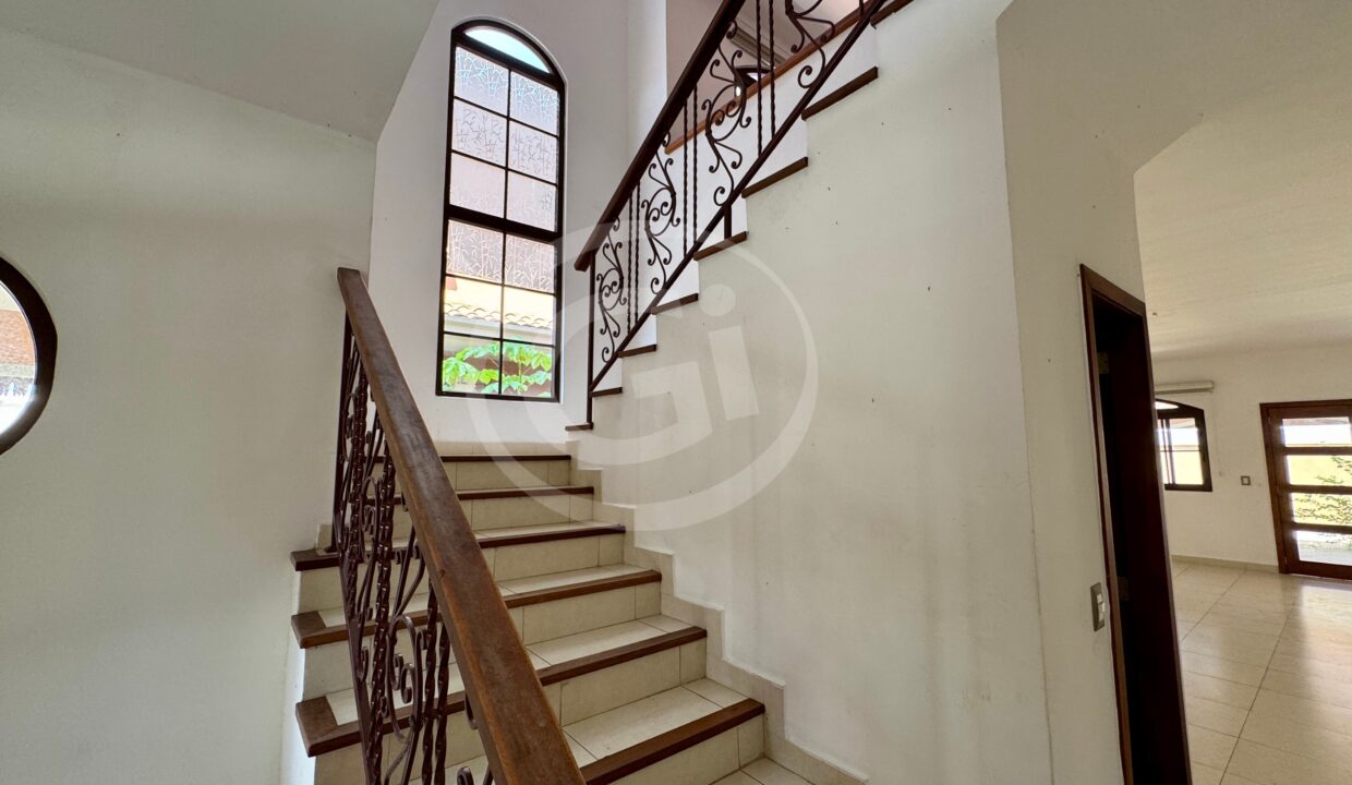 13. Escaleras venta casa Costa Sur El Doral