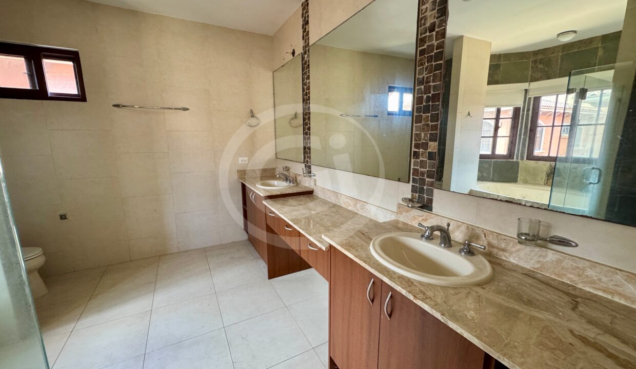 17. Baño venta casa Costa Sur El Doral