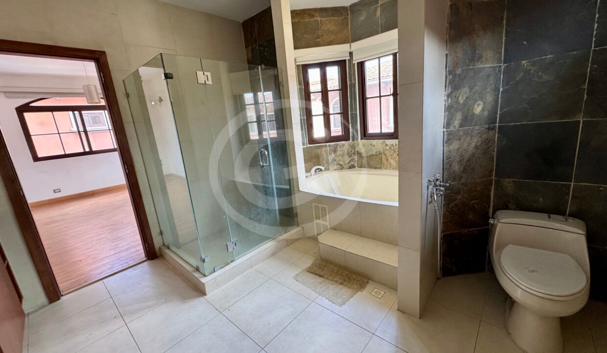 18. Baño venta casa Costa Sur El Doral