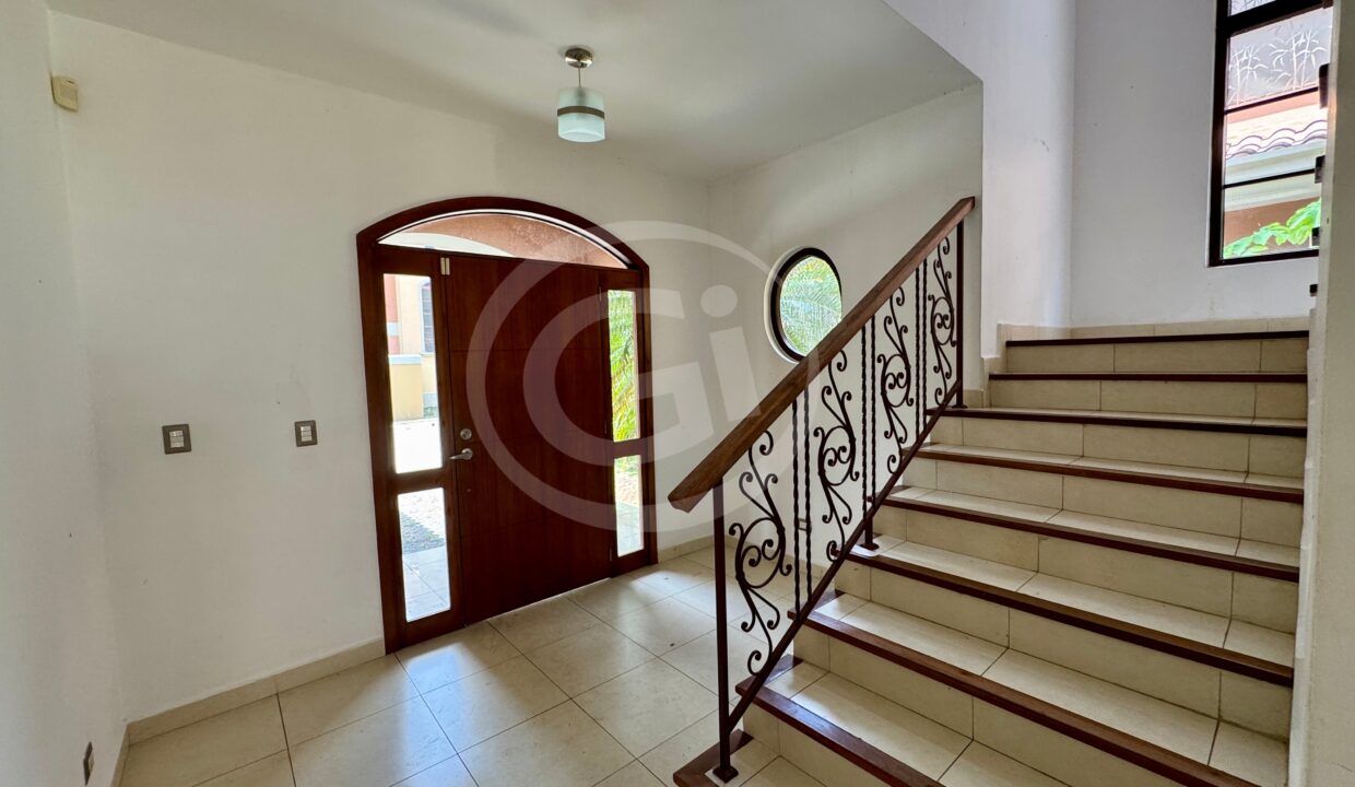 2. Entrada venta casa Costa Sur El Doral