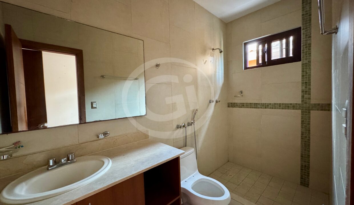 23. Baño venta casa Costa Sur El Doral