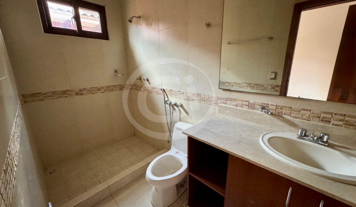 25. Baño venta casa Costa Sur El Doral