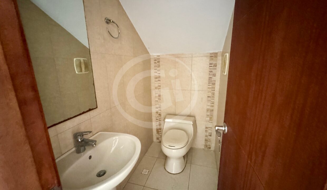8. Baño de visita venta casa Costa Sur El Doral
