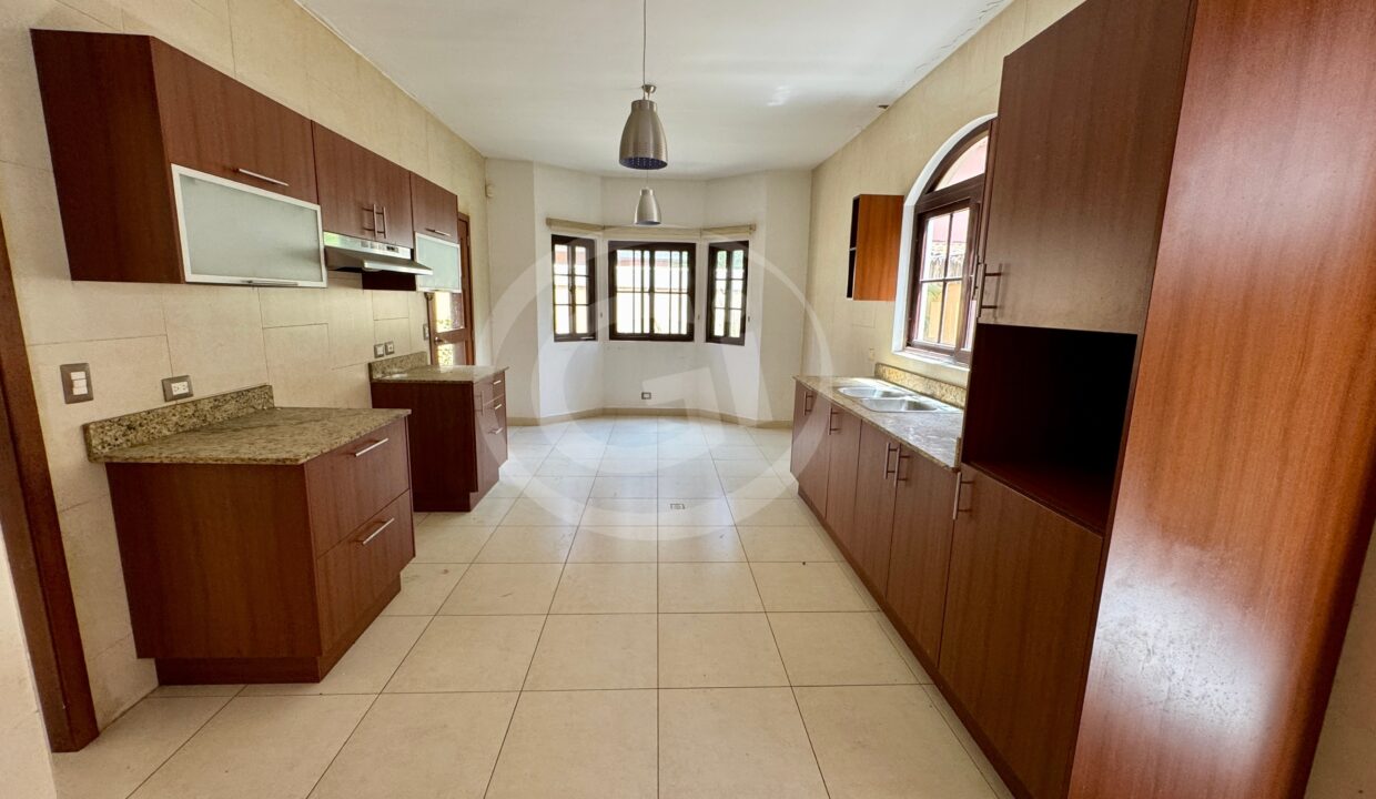 9. Cocina venta casa Costa Sur El Doral