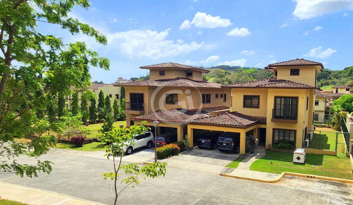 1. Fachada. Embassy Club Clayton. Casa en Venta o Alquiler
