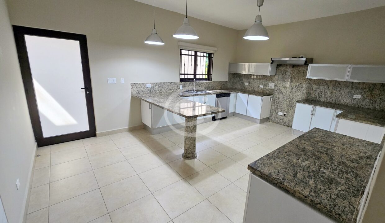 11. Cocina. Embassy Club Clayton. Casa en Venta o Alquiler