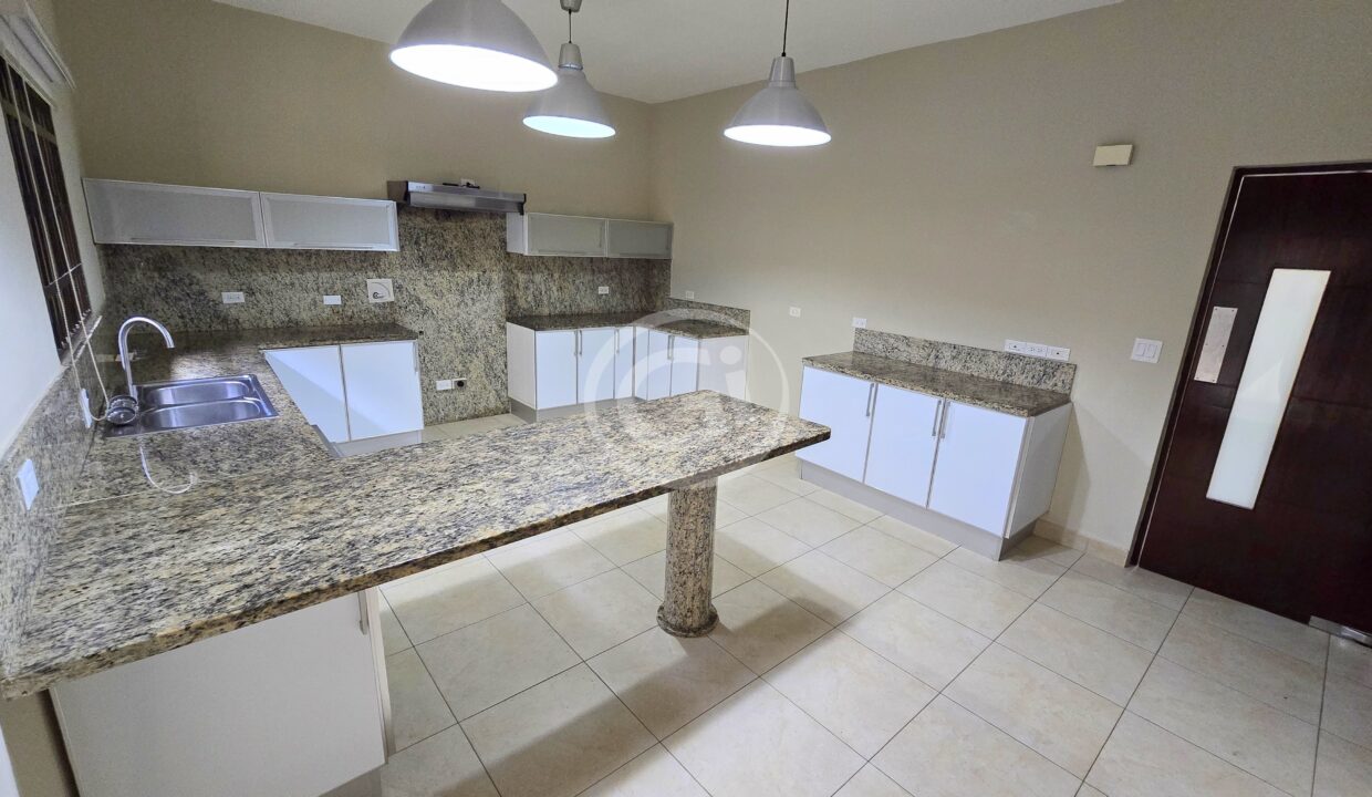 12. Cocina. Embassy Club Clayton. Casa en Venta o Alquiler