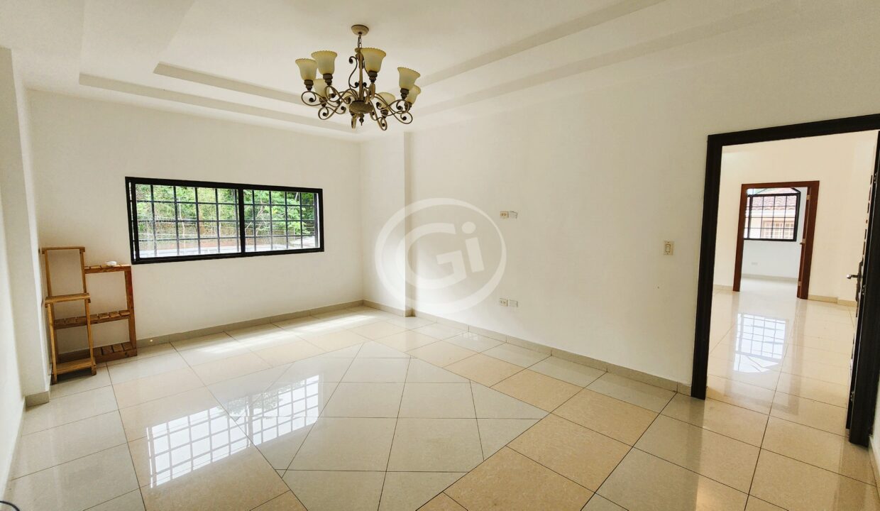 12. Sala Familiar Piso 1 Casa Venta Llanos de Curundu