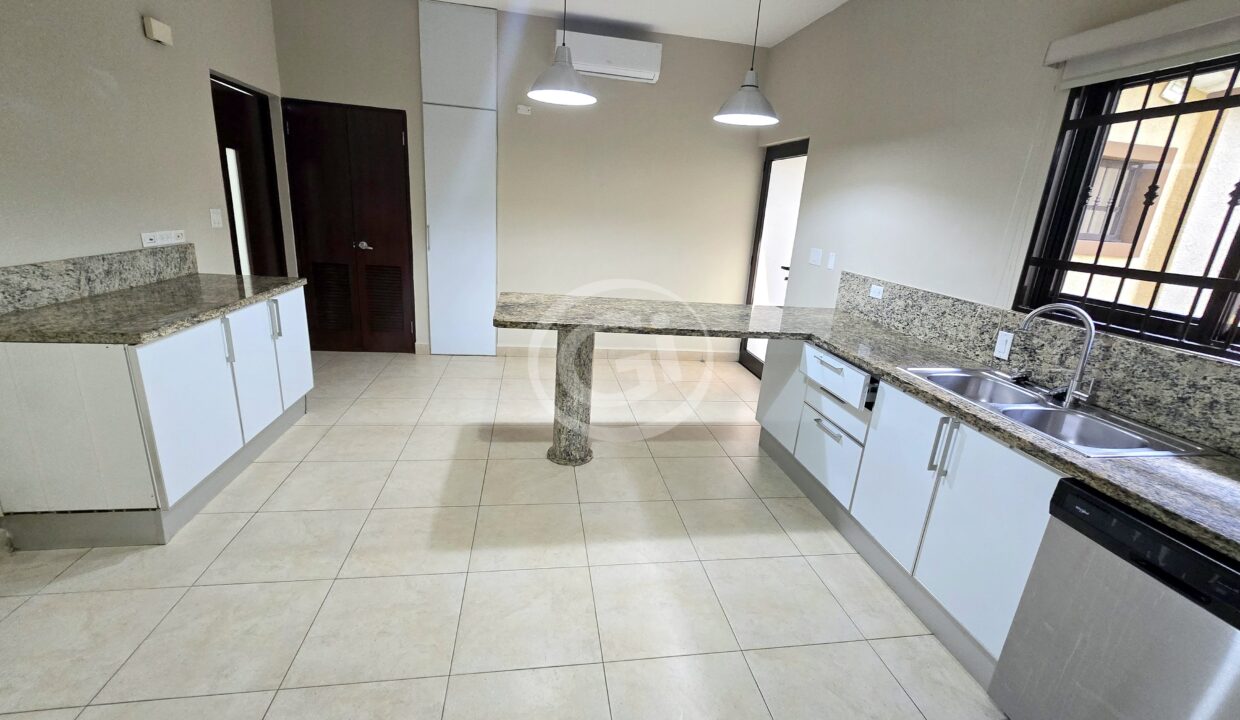 13. Cocina. Embassy Club Clayton. Casa en Venta o Alquiler