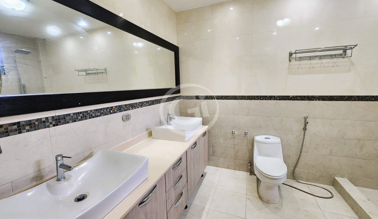 16. Baño Habitacion Principal Piso 1 Casa Venta Llanos de Curundu