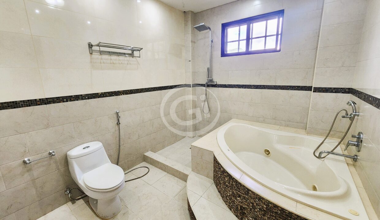 17. Baño Habitacion Principal Piso 1 Casa Venta Llanos de Curundu