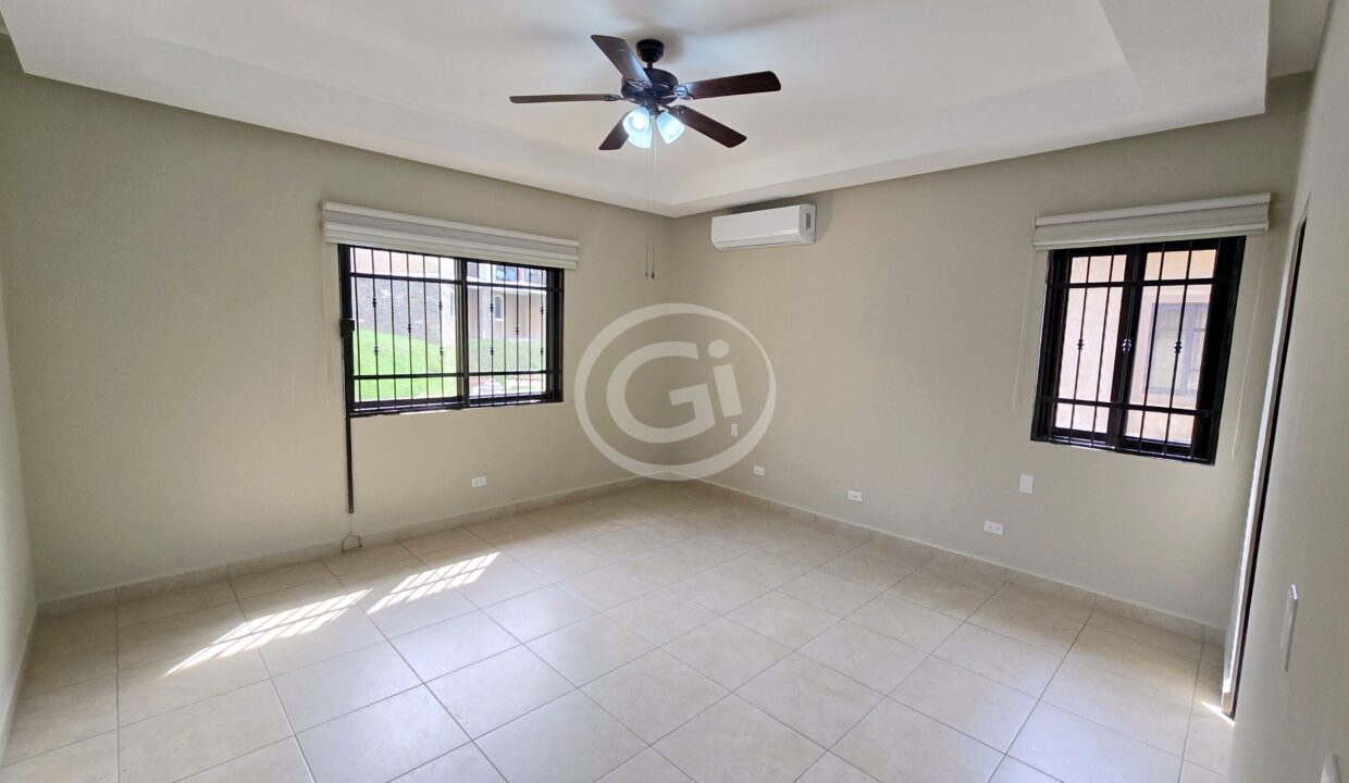 18. Habitación Principal. Embassy Club Clayton. Casa en Venta o Alquiler