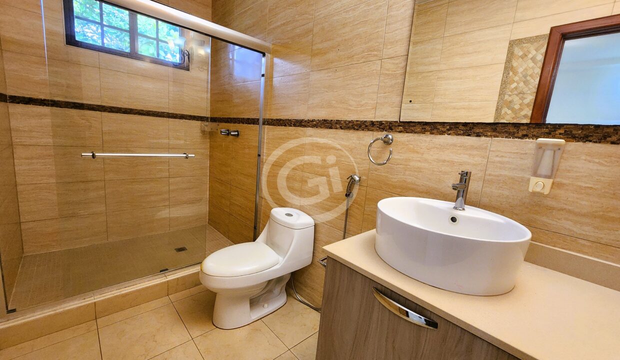19. Baño Habitacion 2 Piso 1 Casa Venta Llanos de Curundu