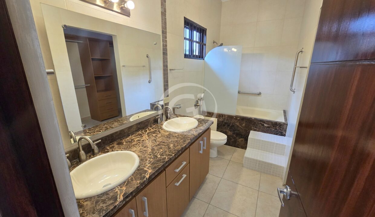 19. Habitación Principal. Embassy Club Clayton. Casa en Venta o Alquiler