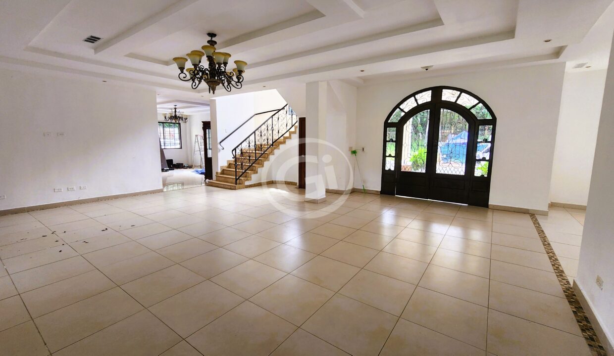 2. Sala Comedor Casa Venta Llanos de Curundu