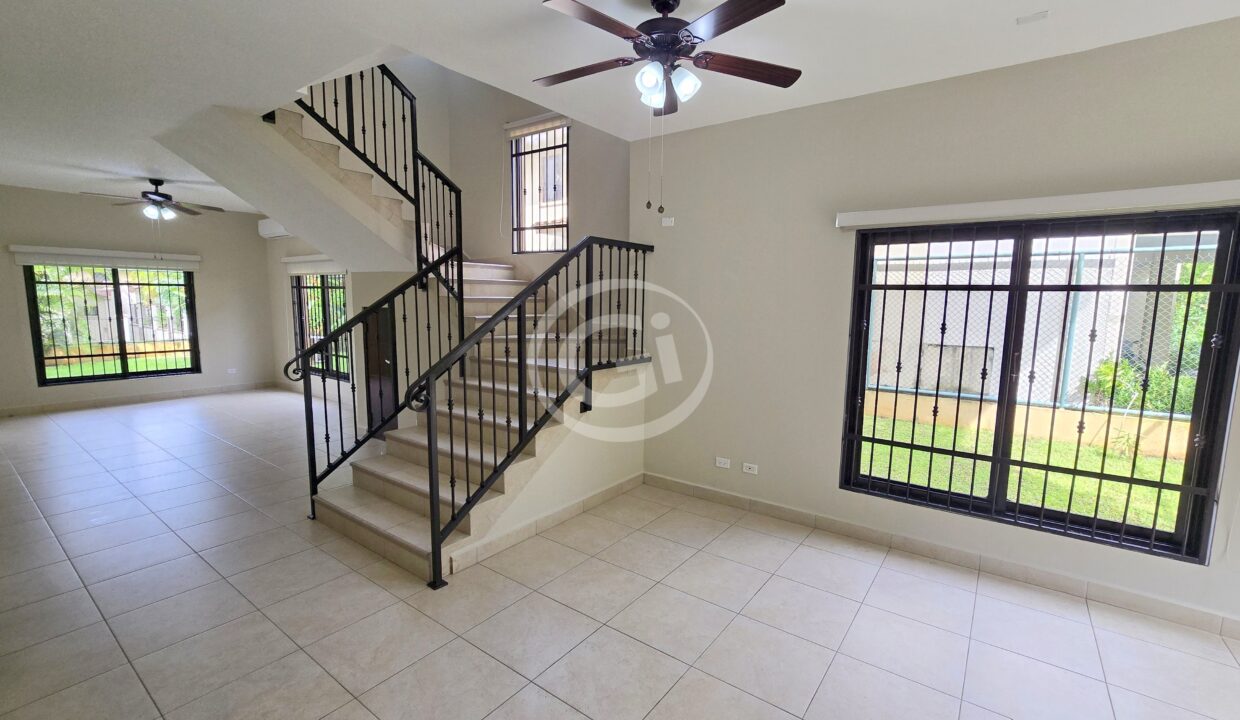 2. Sala-Comedor. Embassy Club Clayton. Casa en Venta o Alquiler