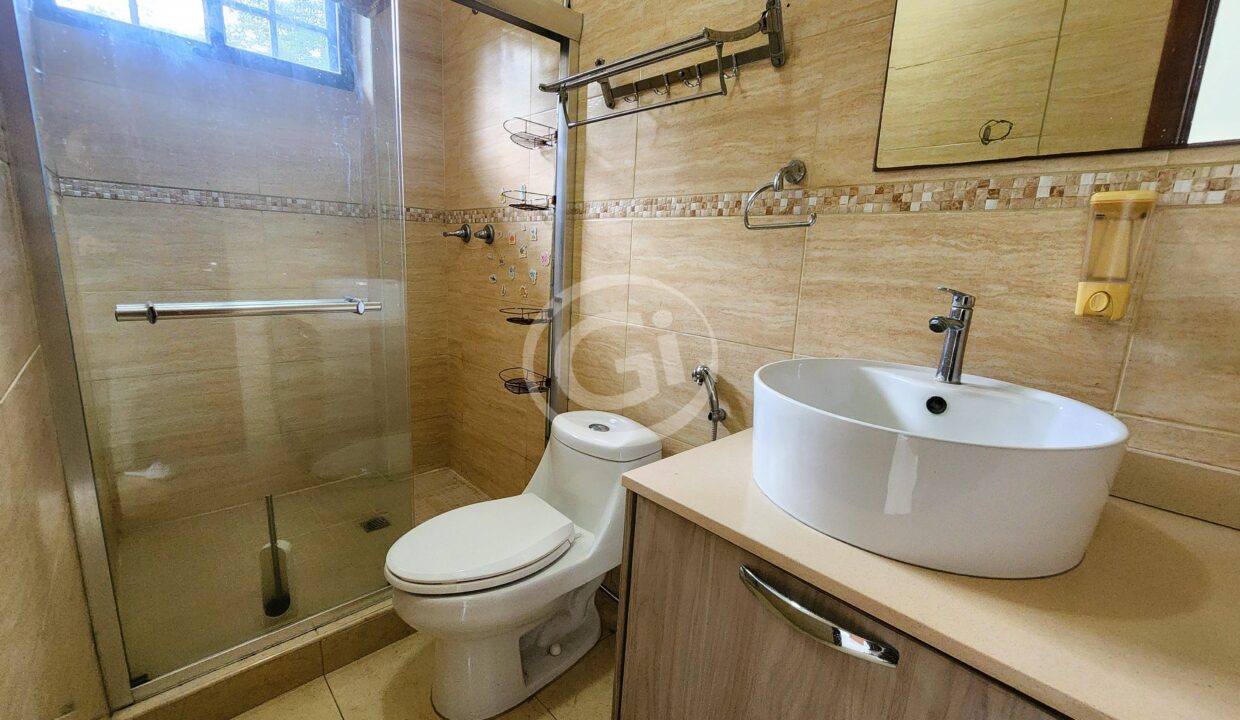 21. Baño Habitacion 3 Piso 1 Casa Venta Llanos de Curundu