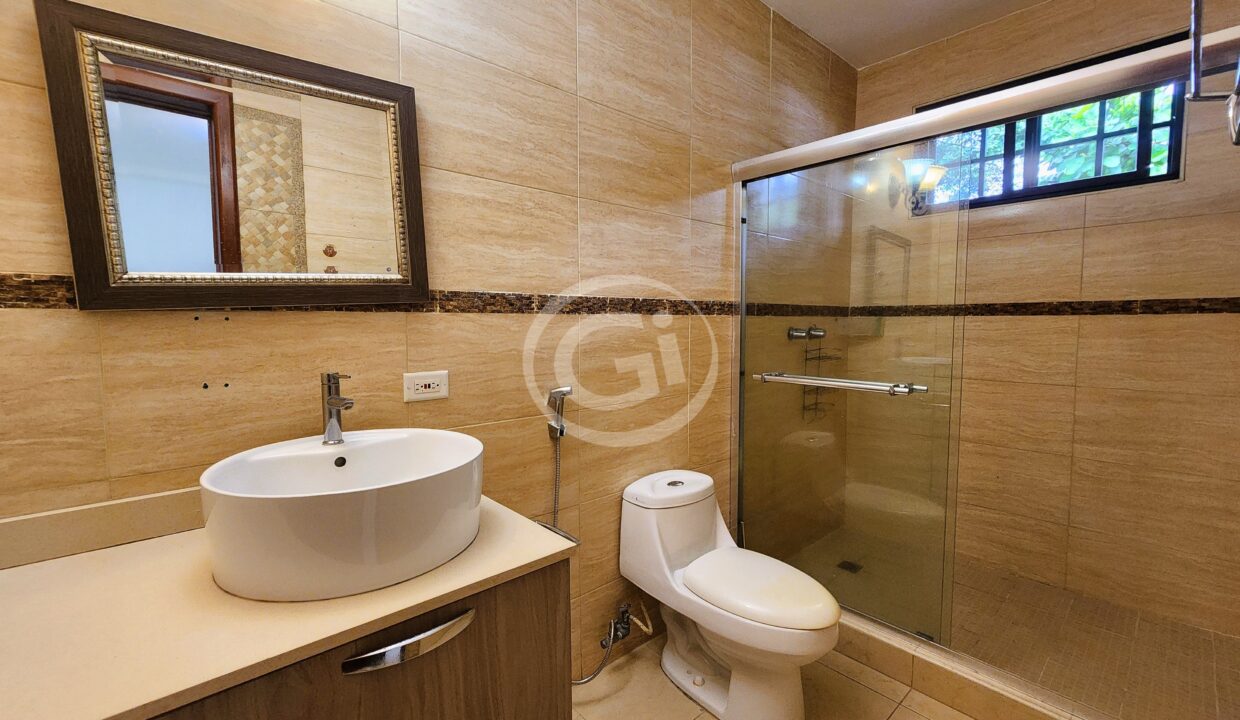 23. Baño Habitacion 4 Piso 1 Casa Venta Llanos de Curundu
