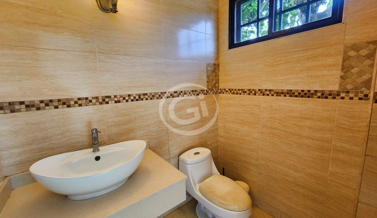 27. Baño Visitas Habitacion 5 Piso 1 Casa Venta Llanos de Curundu