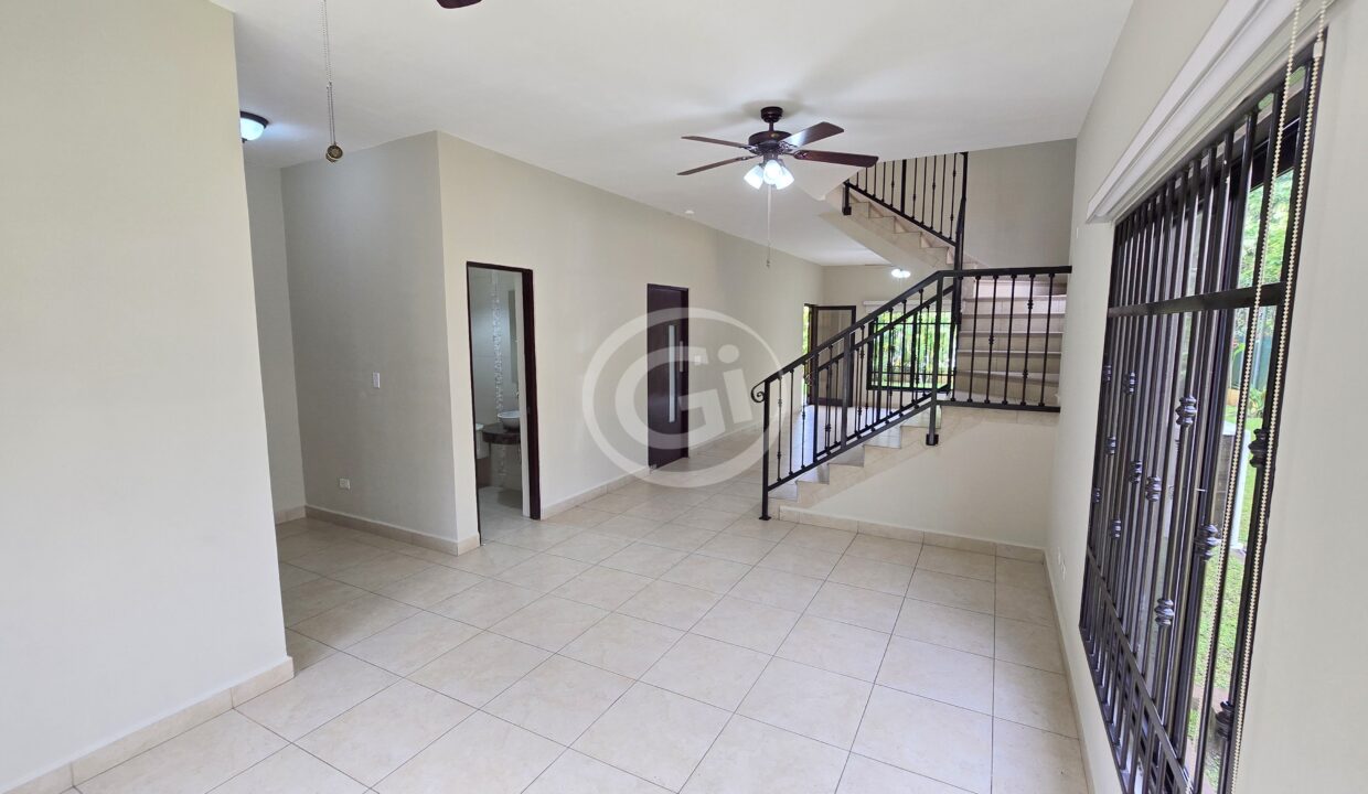 3. Sala-Comedor. Embassy Club Clayton. Casa en Venta o Alquiler