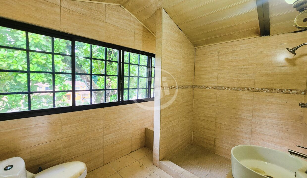 30. Baño Salon Piso 3 Casa Venta Llanos de Curundu