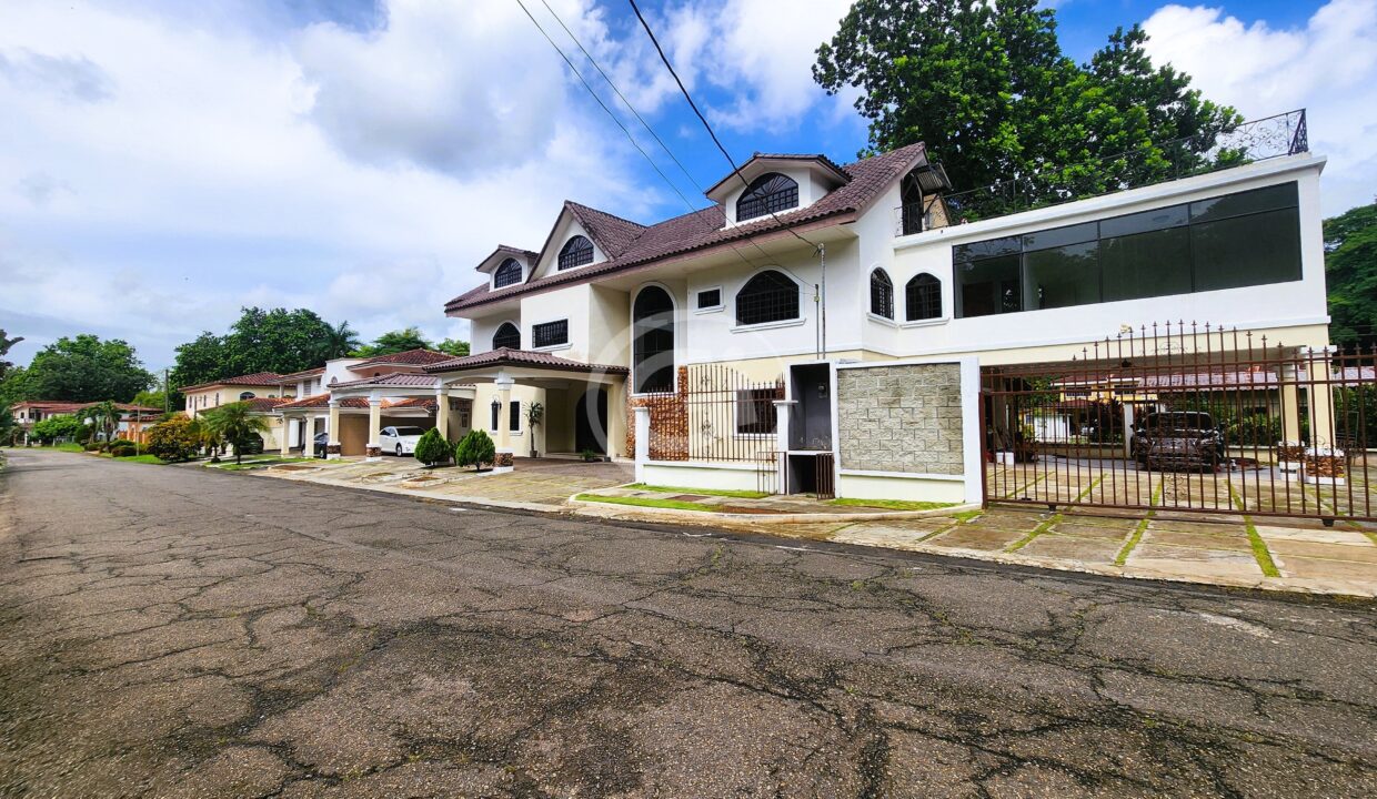 35. Fachada Casa Venta Llanos de Curundu