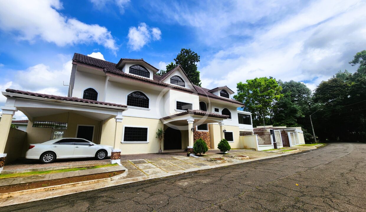 37. Fachada Casa Venta Llanos de Curundu