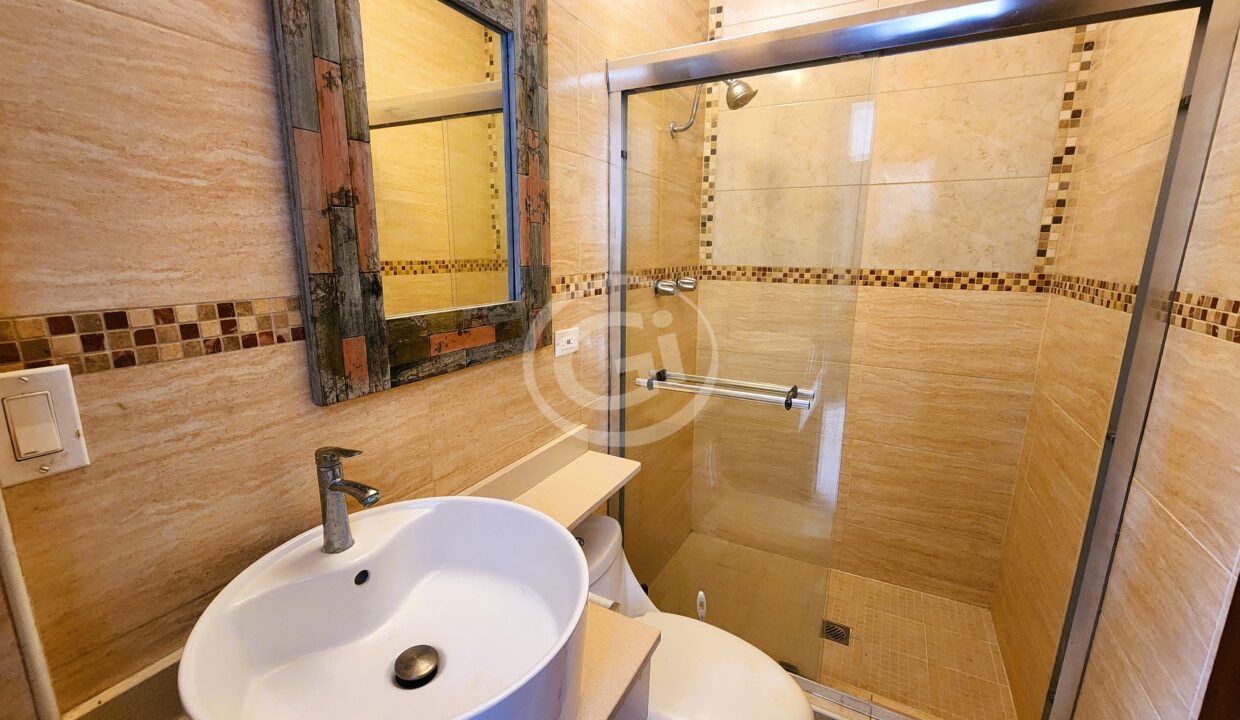 4. Baño de Visitas PB Casa Venta Llanos de Curundu