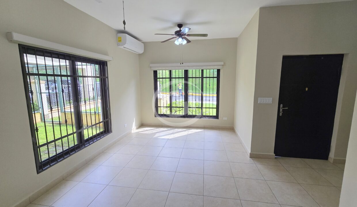 4. Sala-Comedor. Embassy Club Clayton. Casa en Venta o Alquiler