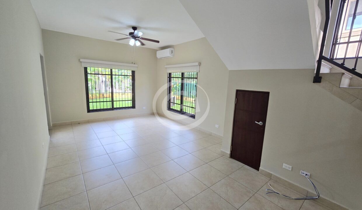 5. Sala-Comedor. Embassy Club Clayton. Casa en Venta o Alquiler