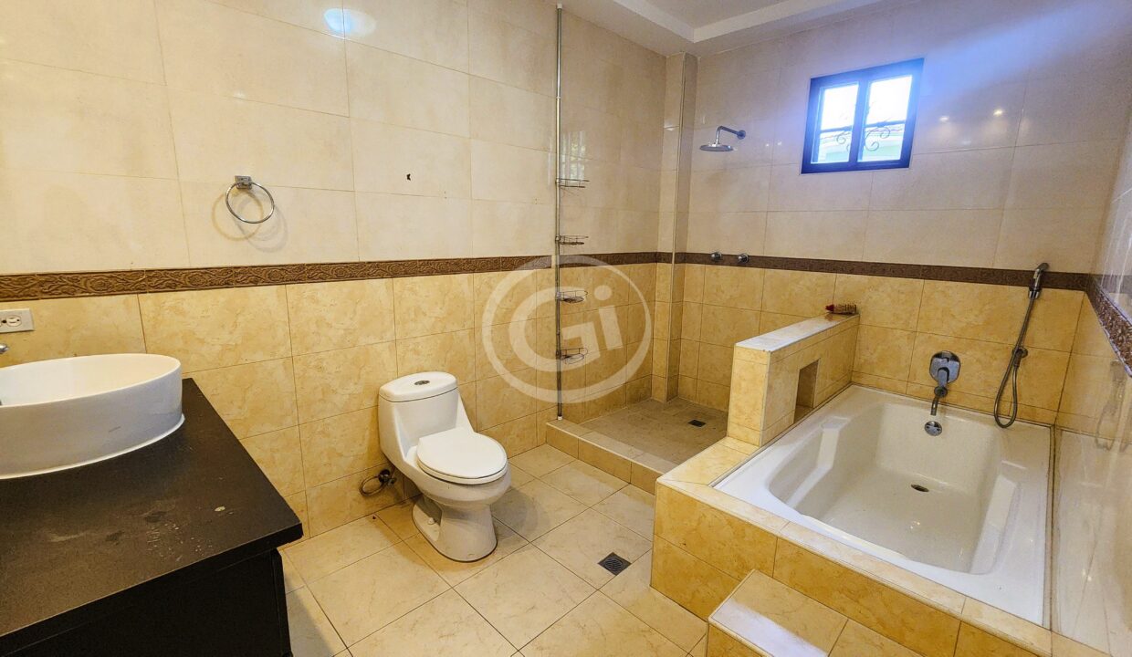 7. Baño Habitacion PB Casa Venta Llanos de Curundu