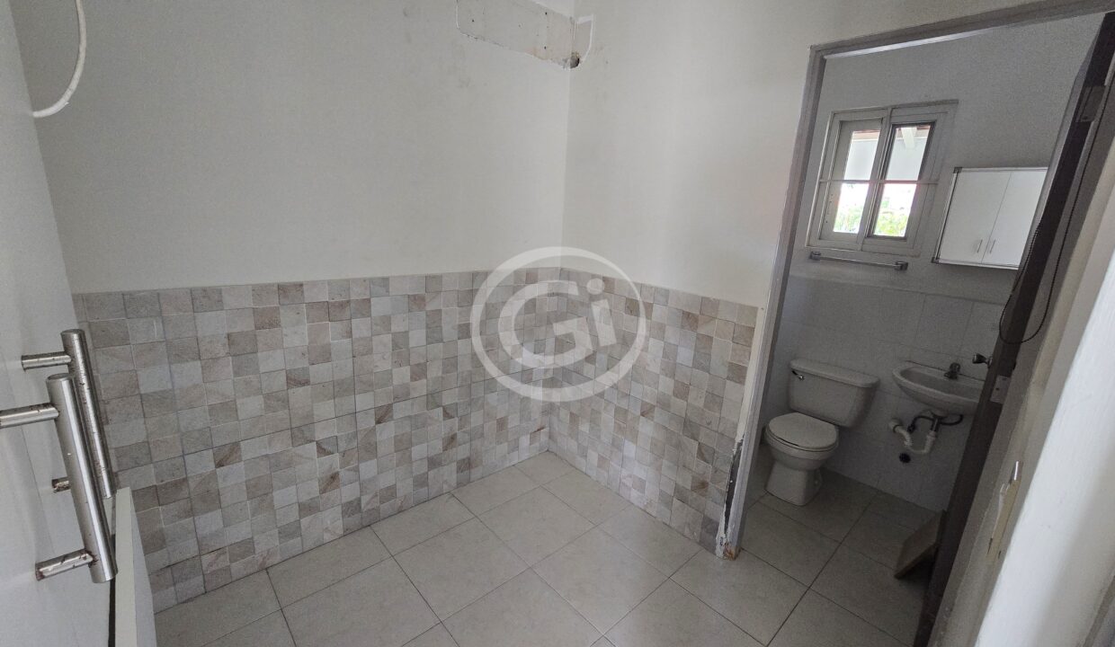 8. Cuarto y Baño de Empleda. Venta Quintas de Versalles Lyon